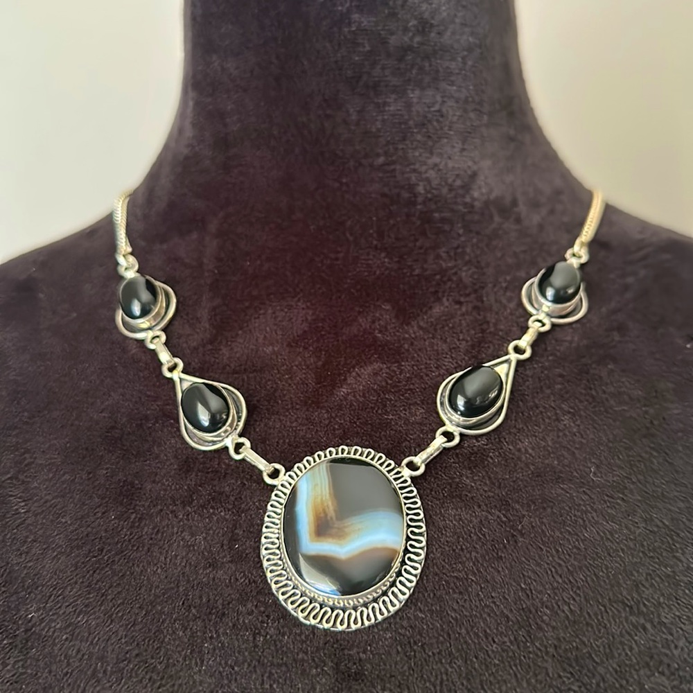Botswana Agate with 4 Black Onyx pendant necklace